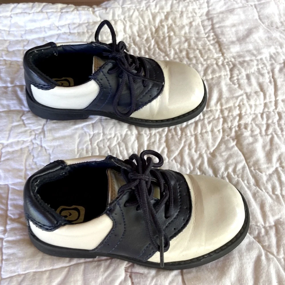 Navy & White Boyd Saddleback Dress shoes -size 8- Excellent Used Condition!